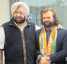 Hans Raj Hans stands with Capt Amarinder Singh after joining Congress today