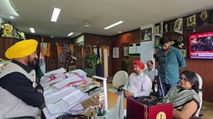ਸੜਕ ਹਾਦਸੇ ਵਿੱਚ ਜਾਨ ਗੁਆਉਣ ਵਾਲੇ ਨੌਜਵਾਨ ਸਾਹਿਲ ਧਨੇਸ਼ਰਾ ਦੀ ਮਾਂ ਇੰਨਾ ਮਾਕਨ ਨੇ ਸੜਕ ਸੁਰੱਖਿਆ ਅਤੇ ਜਵਾਬਦੇਹੀ ’ਤੇ ਚੁੱਕੇ ਸਵਾਲ ਸੜਕ ਹਾਦਸੇ ਵਿੱਚ ਜਾਨ ਗੁਆਉਣ ਵਾਲੇ ਨੌਜਵਾਨ ਸਾਹਿਲ ਧਨੇਸ਼ਰਾ ਦੀ ਮਾਂ ਇੰਨਾ ਮਾਕਨ ਨੇ ਸੜਕ ਸੁਰੱਖਿਆ ਅਤੇ ਜਵਾਬਦੇਹੀ ’ਤੇ ਚੁੱਕੇ ਸਵਾਲ