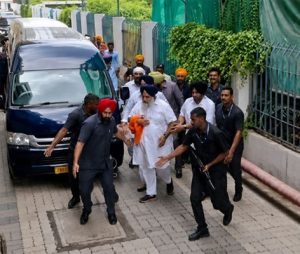 ਸੁਖਬੀਰ ਸਿੰਘ ਬਾਦਲ ’ਤੇ ਨਾਂਦੇੜ ਸਾਹਿਬ ’ਚ ਹੋਇਆ ਹਮਲਾ – ਹੱਥ ’ਤੇ ਲੱਗੀ ਸੱਟ ਅਤੇ ਇਲਾਜ ਲਈ ਹਸਪਤਾਲ ’ਚ ਦਾਖਲ