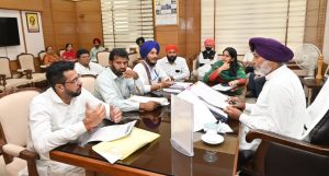 ਵਿੱਤ ਮੰਤਰੀ ਹਰਪਾਲ ਸਿੰਘ ਚੀਮਾ ਵੱਲੋਂ ਮੁਲਾਜ਼ਮ ਯੂਨੀਅਨਾਂ ਨਾਲ ਮੀਟਿੰਗਾਂ; ਅਧਿਕਾਰੀਆਂ ਨੂੰ ਜਾਇਜ਼ ਮੰਗਾਂ ਦੇ ਨਿਪਟਾਰੇ ਵਿੱਚ ਤੇਜ਼ੀ ਲਿਆਉਣ ਦੇ ਨਿਰਦੇਸ਼ ਦਿੱਤੇ ਵਿੱਤ ਮੰਤਰੀ ਹਰਪਾਲ ਸਿੰਘ ਚੀਮਾ ਵੱਲੋਂ ਮੁਲਾਜ਼ਮ ਯੂਨੀਅਨਾਂ ਨਾਲ ਮੀਟਿੰਗਾਂ; ਅਧਿਕਾਰੀਆਂ ਨੂੰ ਜਾਇਜ਼ ਮੰਗਾਂ ਦੇ ਨਿਪਟਾਰੇ ਵਿੱਚ ਤੇਜ਼ੀ ਲਿਆਉਣ ਦੇ ਨਿਰਦੇਸ਼ ਦਿੱਤੇ