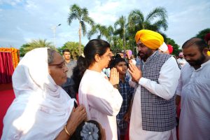 ਪੰਜਾਬ ਸਰਕਾਰ ਸ਼ਹੀਦ ਕਰਨਲ ਮਨਪ੍ਰੀਤ ਸਿੰਘ ਦਾ ਸਤਿਕਾਰ ਕਰ ਕੇ ਆਪਣਾ ਫ਼ਰਜ਼ ਨਿਭਾ ਰਹੀ ਹੈ: ਮੁੱਖ ਮੰਤਰੀ ਭਗਵੰਤ ਸਿੰਘ ਮਾਨ ਪੰਜਾਬ ਸਰਕਾਰ ਸ਼ਹੀਦ ਕਰਨਲ ਮਨਪ੍ਰੀਤ ਸਿੰਘ ਦਾ ਸਤਿਕਾਰ ਕਰ ਕੇ ਆਪਣਾ ਫ਼ਰਜ਼ ਨਿਭਾ ਰਹੀ ਹੈ: ਮੁੱਖ ਮੰਤਰੀ ਭਗਵੰਤ ਸਿੰਘ ਮਾਨ
