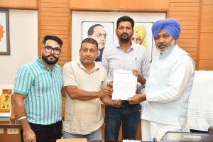 ਵਿੱਤ ਮੰਤਰੀ ਹਰਪਾਲ ਸਿੰਘ ਚੀਮਾ ਵੱਲੋਂ ਮੁਲਾਜ਼ਮ ਯੂਨੀਅਨਾਂ ਨਾਲ ਵਿਸਤ੍ਰਿਤ ਮੀਟਿੰਗਾਂ, ਮਿਡ-ਡੇ-ਮੀਲ ਅਤੇ ਮਾਣ-ਭੱਤਾ ਵਰਕਰਾਂ ਨੂੰ ਦਿੱਤਾ ਭਰੋਸਾ ਵਿੱਤ ਮੰਤਰੀ ਹਰਪਾਲ ਸਿੰਘ ਚੀਮਾ ਵੱਲੋਂ ਮੁਲਾਜ਼ਮ ਯੂਨੀਅਨਾਂ ਨਾਲ ਵਿਸਤ੍ਰਿਤ ਮੀਟਿੰਗਾਂ, ਮਿਡ-ਡੇ-ਮੀਲ ਅਤੇ ਮਾਣ-ਭੱਤਾ ਵਰਕਰਾਂ ਨੂੰ ਦਿੱਤਾ ਭਰੋਸਾ