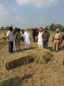 ਗੁਰਮੀਤ ਸਿੰਘ ਖੁੱਡੀਆਂ ਨੇ ਗੁਰਦਾਸਪੁਰ ਦੇ ਖੇਤਾਂ ਵਿੱਚ ਪਰਾਲੀ ਦੀਆਂ ਗੱਠਾਂ ਬਣਾ ਕੇ ਪੰਜਾਬ ਦੇ ਕਿਸਾਨਾਂ ਨੂੰ ਪਰਾਲੀ ਨਾ ਸਾੜਨ ਦੀ ਕੀਤੀ ਅਪੀਲ
