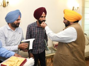 ਮੁੱਖ ਮੰਤਰੀ ਭਗਵੰਤ ਸਿੰਘ ਮਾਨ ਨਾਲ ਮੀਟਿੰਗ ਤੋਂ ਬਾਅਦ ਪਟਵਾਰ ਯੂਨੀਅਨ ਨੇ ਆਪਣੀ ਹੜਤਾਲ ਵਾਪਸ ਲਈ ਮੁੱਖ ਮੰਤਰੀ ਭਗਵੰਤ ਸਿੰਘ ਮਾਨ ਨਾਲ ਮੀਟਿੰਗ ਤੋਂ ਬਾਅਦ ਪਟਵਾਰ ਯੂਨੀਅਨ ਨੇ ਆਪਣੀ ਹੜਤਾਲ ਵਾਪਸ ਲਈ