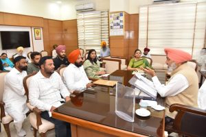 ਵਿੱਤ ਮੰਤਰੀ ਹਰਪਾਲ ਸਿੰਘ ਚੀਮਾ ਨੇ ਮੁਲਾਜ਼ਮ ਯੂਨੀਅਨਾਂ ਨਾਲ ਕੀਤੀ ਮੀਟਿੰਗ; ਮੰਗਾਂ ਦੇ ਸਮਾਂਬੱਧ ਹੱਲ ਦਾ ਦਿੱਤਾ ਭਰੋਸਾ ਵਿੱਤ ਮੰਤਰੀ ਹਰਪਾਲ ਸਿੰਘ ਚੀਮਾ ਨੇ ਮੁਲਾਜ਼ਮ ਯੂਨੀਅਨਾਂ ਨਾਲ ਕੀਤੀ ਮੀਟਿੰਗ; ਮੰਗਾਂ ਦੇ ਸਮਾਂਬੱਧ ਹੱਲ ਦਾ ਦਿੱਤਾ ਭਰੋਸਾ