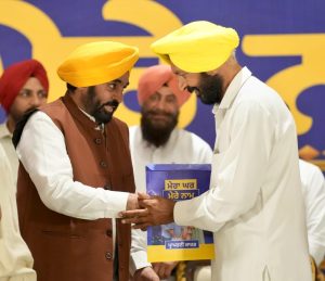 ਮੁੱਖ ਮੰਤਰੀ ਭਗਵੰਤ ਸਿੰਘ ਮਾਨ ਨੇ ‘ਲਾਲ ਲਕੀਰ’ ਅੰਦਰ ਬਣੇ ਮਕਾਨਾਂ ਦੇ ਮਾਲਕਾਨਾ ਹੱਕ ਦਿੱਤੇ; ਦਹਾਕਿਆਂ ਦੀ ਉਡੀਕ ਖ਼ਤਮ ਹੋਈ