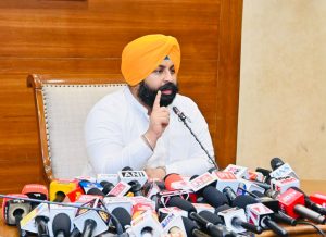 ਮਾਨ ਸਰਕਾਰ ਵੱਲੋਂ ਦੁਕਾਨਦਾਰਾਂ ਨੂੰ ਦੀਵਾਲੀ ਦਾ ਤੋਹਫ਼ਾ: ਹਰਜੋਤ ਬੈਂਸ ਨੇ ਦੁਕਾਨਦਾਰਾਂ ਨੂੰ ਮਾਲਕੀ ਹੱਕ ਦੇਣ ਲਈ ‘ਮੇਰੀ ਦੁਕਾਨ, ਮੇਰੇ ਨਾਮ’ ਸਕੀਮ ਦੀ ਕੀਤੀ ਸ਼ੁਰੂਆਤ ਮਾਨ ਸਰਕਾਰ ਵੱਲੋਂ ਦੁਕਾਨਦਾਰਾਂ ਨੂੰ ਦੀਵਾਲੀ ਦਾ ਤੋਹਫ਼ਾ: ਹਰਜੋਤ ਬੈਂਸ ਨੇ ਦੁਕਾਨਦਾਰਾਂ ਨੂੰ ਮਾਲਕੀ ਹੱਕ ਦੇਣ ਲਈ ‘ਮੇਰੀ ਦੁਕਾਨ, ਮੇਰੇ ਨਾਮ’ ਸਕੀਮ ਦੀ ਕੀਤੀ ਸ਼ੁਰੂਆਤ